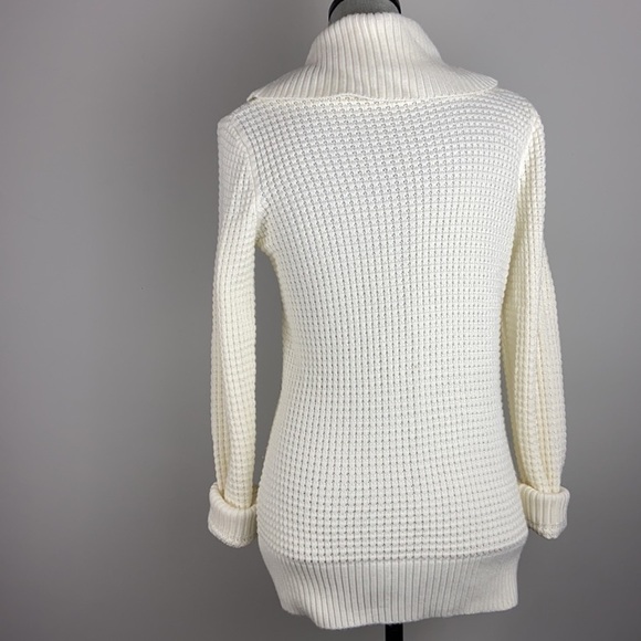 Calvin Klein cream off while pullover knit sweater - Picture 7 of 8